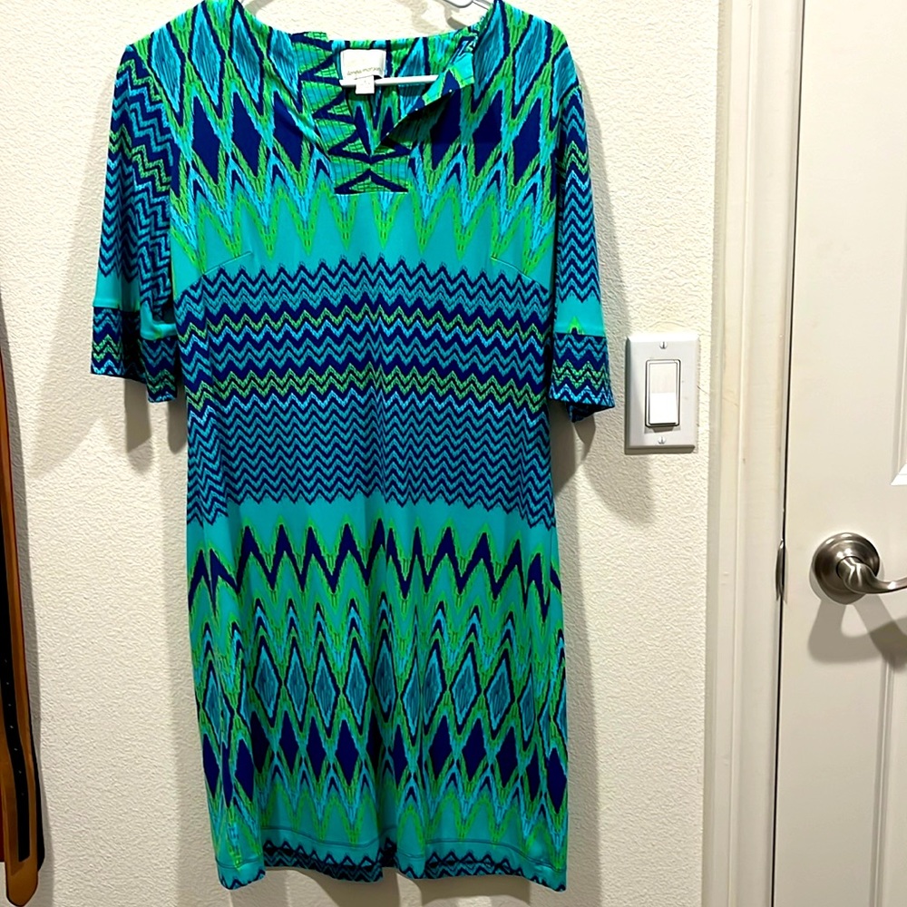 Donna Morgan blue/green pattern shift. 100% stretch polyester. Size 6